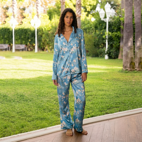 Pigiama donna in raso a fantasia floreale modello Flora indossato completo