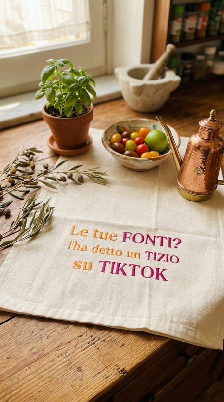 Strofinaccio in puro cotone ricamato Made in Italy con frase ironica – Ruocco Home