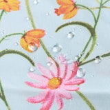 Dettaglio del trattamento impermeabile antimacchia con gocce d'acqua sulla tovaglia Provenza.