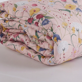 Vista ravvicinata del tessuto in microfibra e della trapuntatura del quilt Provenzal cipria.